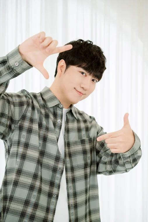 엄지를 들어 보이는 참여자
