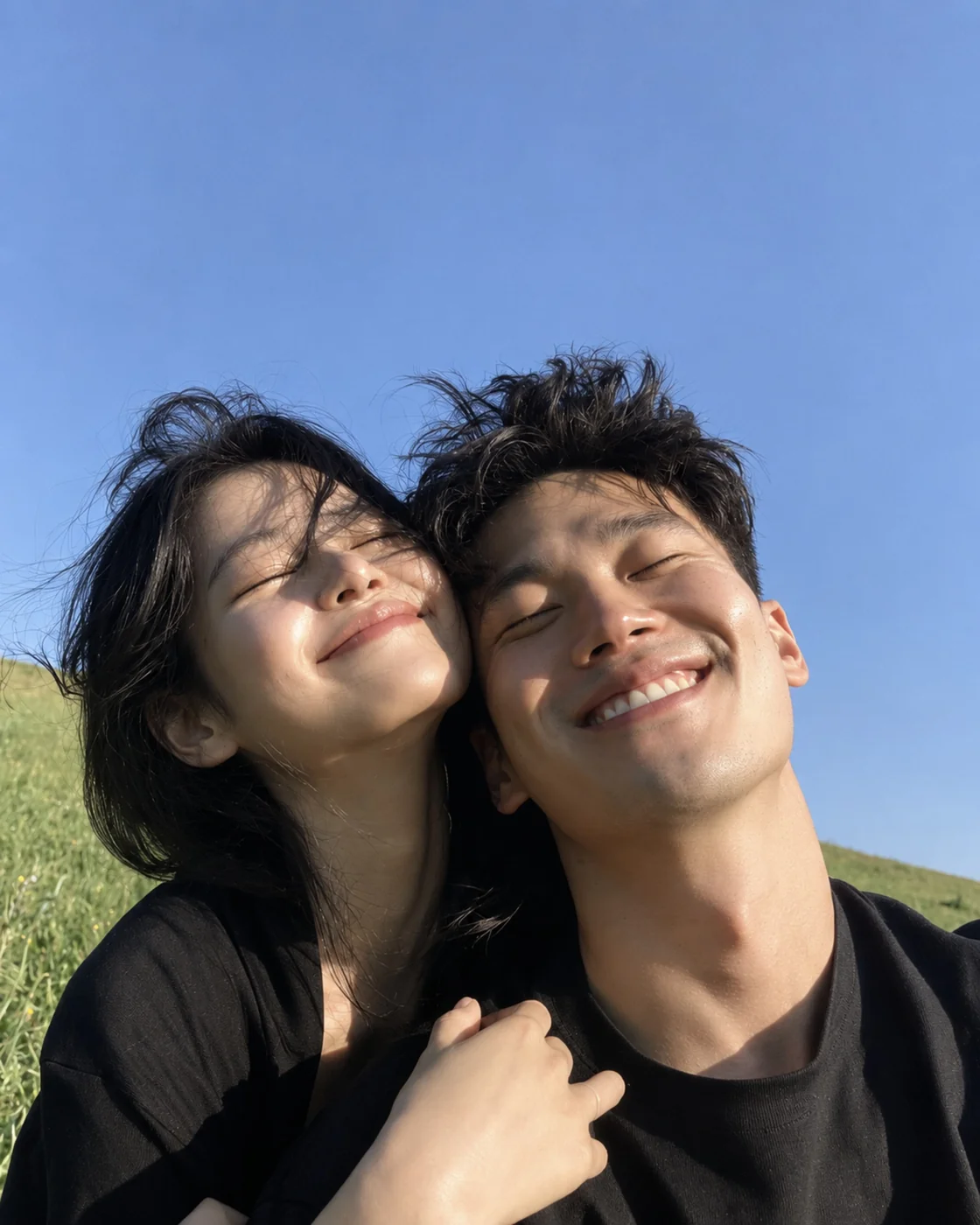 볼을 맞대고 웃는 예비부부